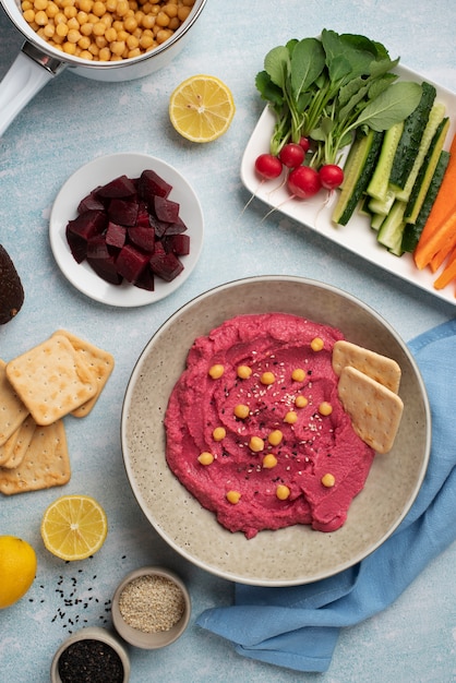 Kleurrijke en smakelijke hummus met ingrediënten