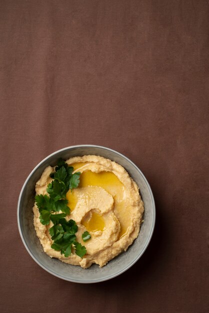 Kleurrijke en smakelijke hummus met ingrediënten