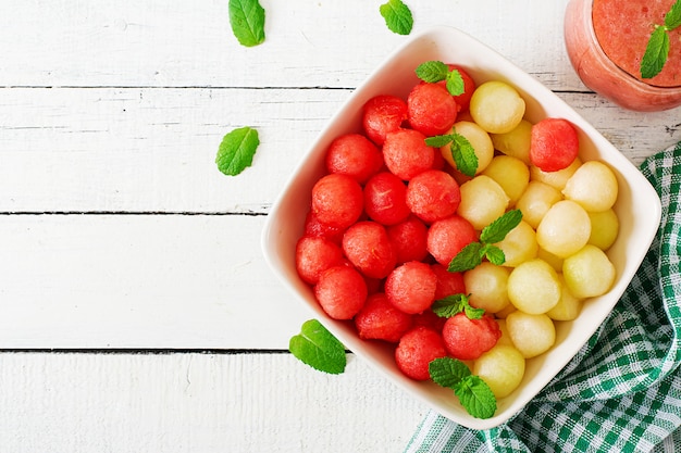 Kleurrijke fruitsalade. Watermeloen en meloen salade. Fris zomereten. Bovenaanzicht