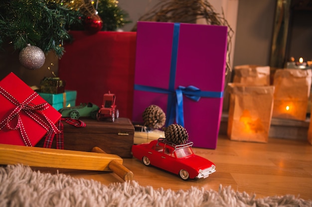 Kleurrijke giften en een rode speelgoed auto