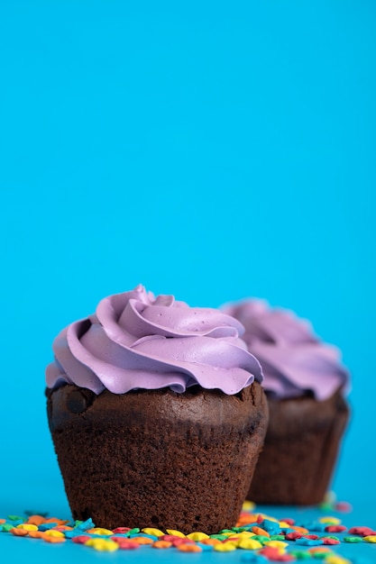 Gratis foto kleurrijke heerlijke cupcakes bedekt met glazuur