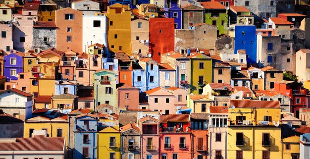 Kleurrijke huizen in Bosa, Sardinië