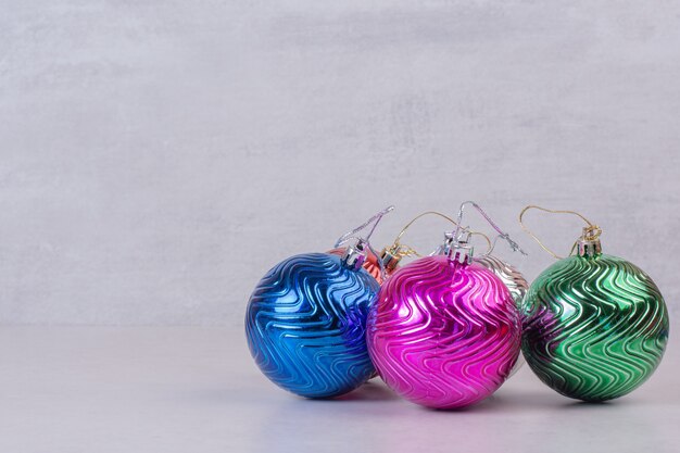 Kleurrijke kerstballen op wit.