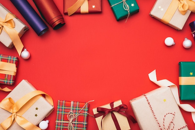 Gratis foto kleurrijke kerstcadeaus met inpakpapier en bollen