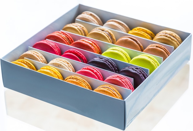 Gratis foto kleurrijke koekjes in een doos
