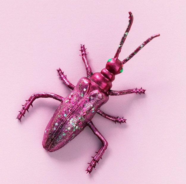 Kleurrijke miniatuurbug op een papier