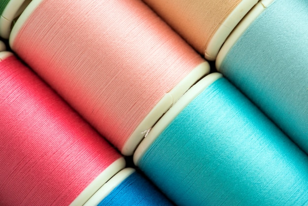 Gratis foto kleurrijke naaiende draden achtergrondclose-up