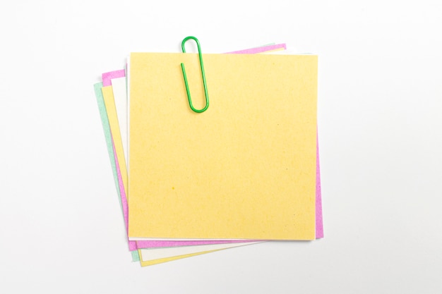 Kleurrijke notitie papier pin met paperclips en geïsoleerd op wit.