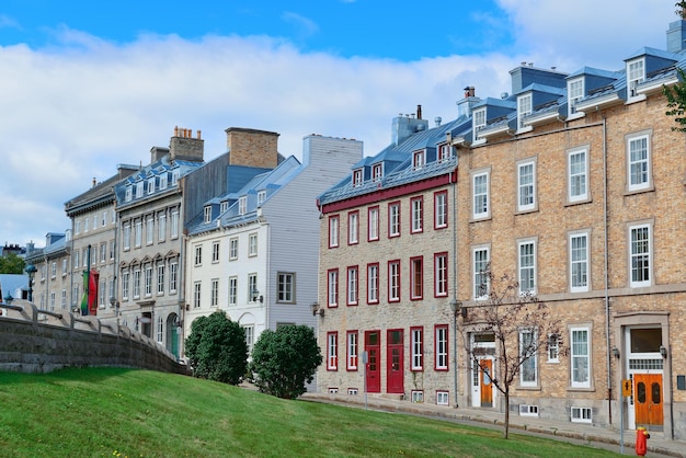 Kleurrijke oude gebouwen in de straat van Quebec City