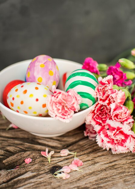 Kleurrijke paaseieren en tak met bloemen