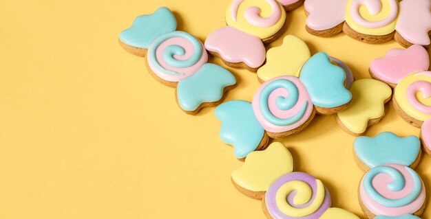 Kleurrijke peperkoekkoekjes in de vorm van snoepjes in glazuur.