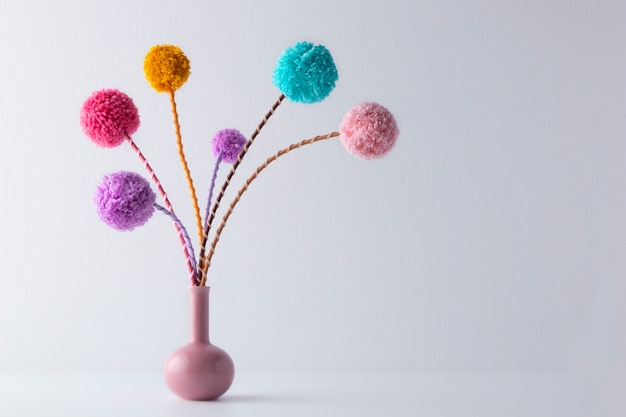 Gratis foto kleurrijke pom poms in vaas arrangement