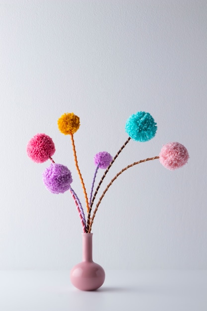 Kleurrijke pom poms in vazenassortiment