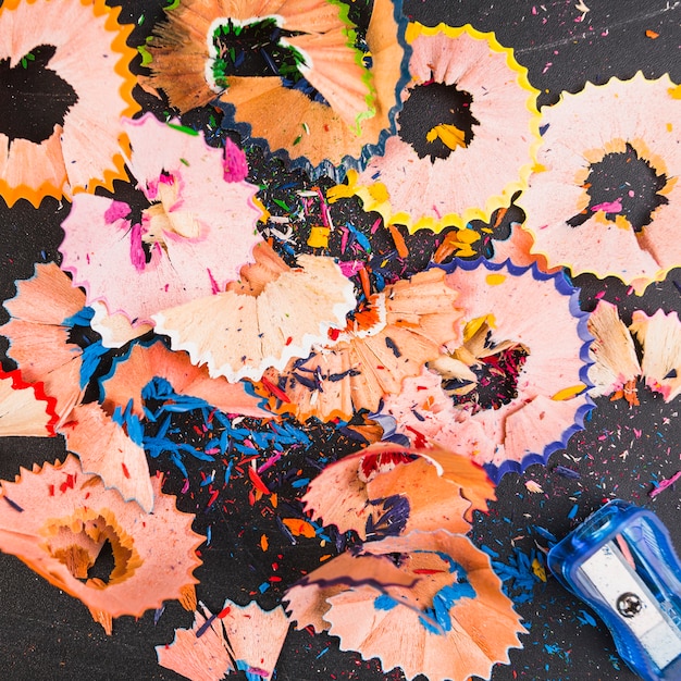 Gratis foto kleurrijke potloodspaanders