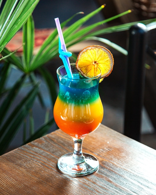 Kleurrijke regenboogcocktail