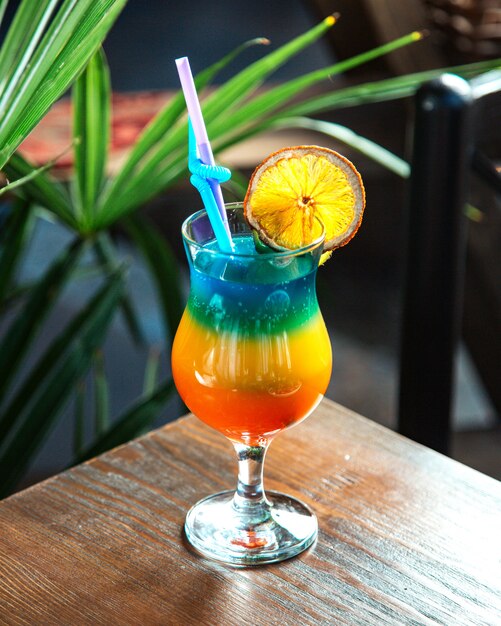 kleurrijke regenboogcocktail