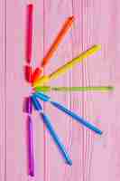 Gratis foto kleurrijke samenstelling met veelkleurige pennen