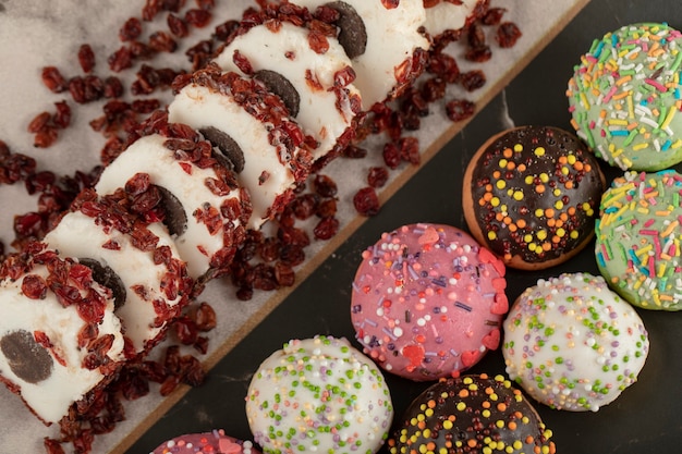 Kleurrijke set van zoete kleine donuts op een bord.