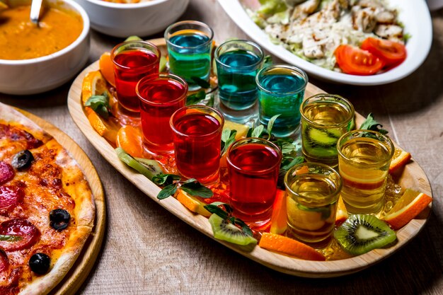 Kleurrijke shots met fruit zijaanzicht