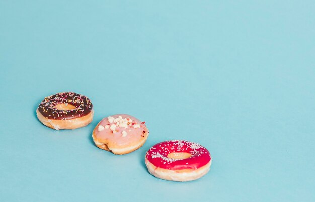 Kleurrijke smakelijke geglazuurde donut met hagelslag