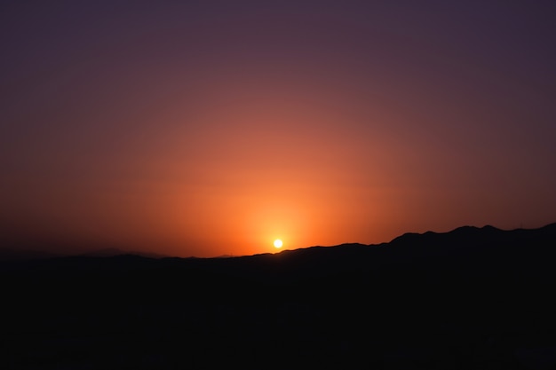 Gratis foto kleurrijke stad zonsondergang