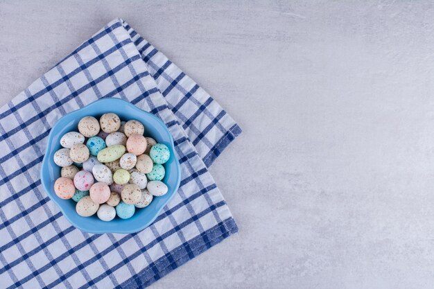Kleurrijke stenen snoepjes op een stuk tafelkleed. Hoge kwaliteit foto