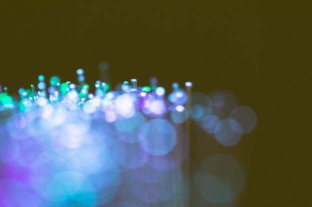 Kleurrijke stoffige lichten op optische vezels