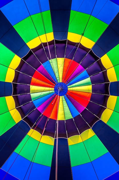 Kleurrijke symmetrische binnenkant van een hete luchtballon