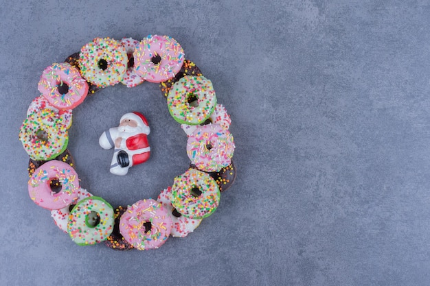 Kleurrijke zoete verse donuts op een grijze ondergrond
