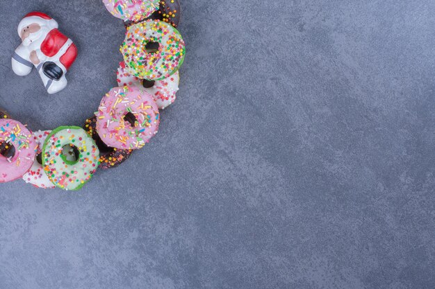 Kleurrijke zoete verse donuts op een grijze ondergrond