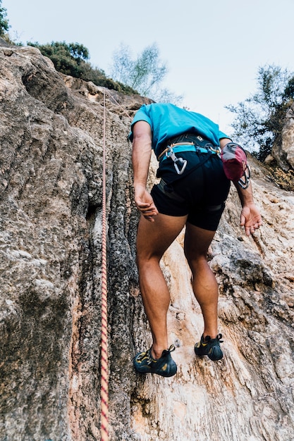 Gratis foto klimmer wordt gehouden door touw
