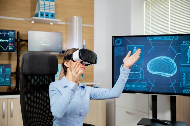 Klinische neurologiemedewerker verkent virtual reality in het lab. Neurowetenschap en klinische studie