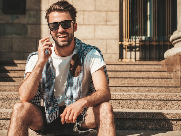 Knap glimlachend stijlvol hipster lamberseksueel model