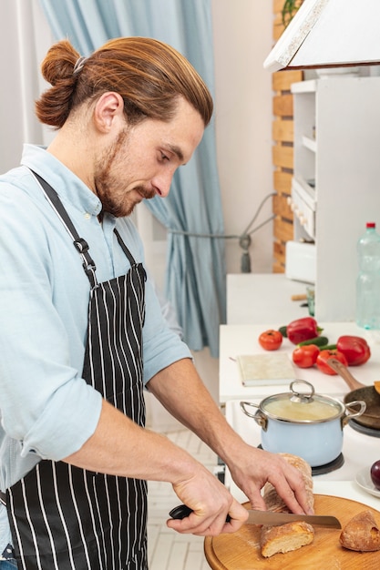 Gratis foto knap jong mensen scherp brood