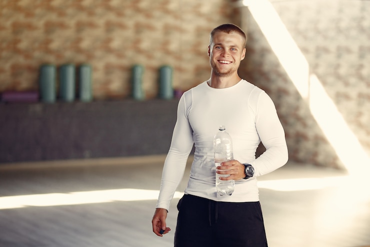 Gratis Foto knap mensen drinkwater bij de gymnastiek