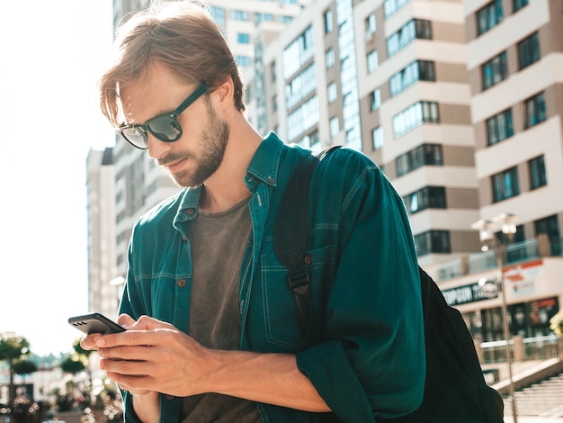 Knap zelfverzekerd stijlvol hipster lamberseksueel model