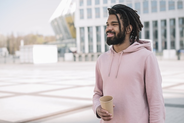 Knappe Afro-Amerikaanse man met koffie