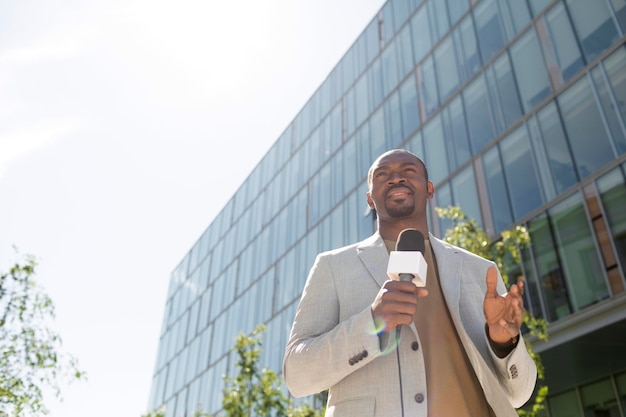 Knappe Afro-Amerikaanse mannelijke journalist