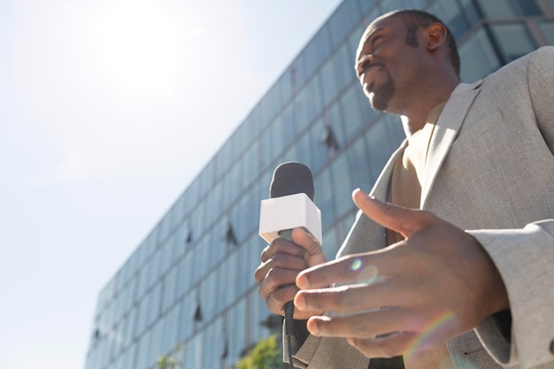 Gratis foto knappe afro-amerikaanse mannelijke journalist