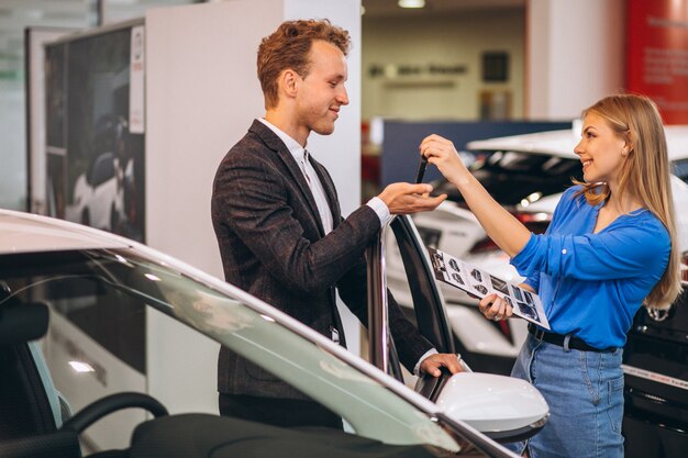 Knappe bedrijfsmens die een auto koopt