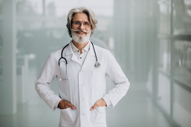 Gratis foto knappe dokter van middelbare leeftijd in een ziekenhuis