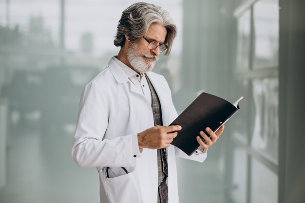 Knappe dokter van middelbare leeftijd in een ziekenhuis