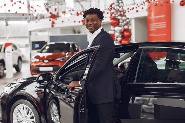 Knappe en elegante man in een autosalon