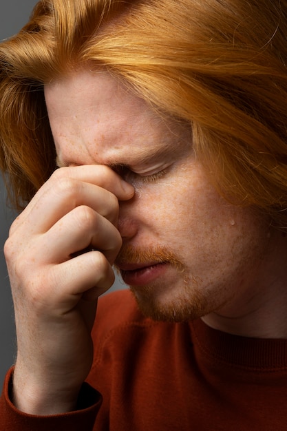 Knappe en gevoelige roodharige man die lacht