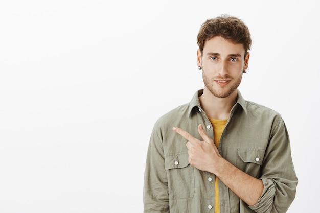 Knappe gelukkig man poseren in de studio