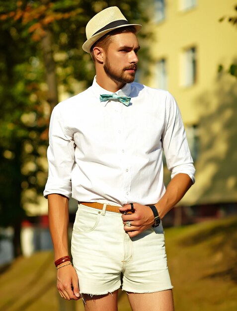 Knappe hipster model man in stijlvolle zomer kleding poseren in hoed