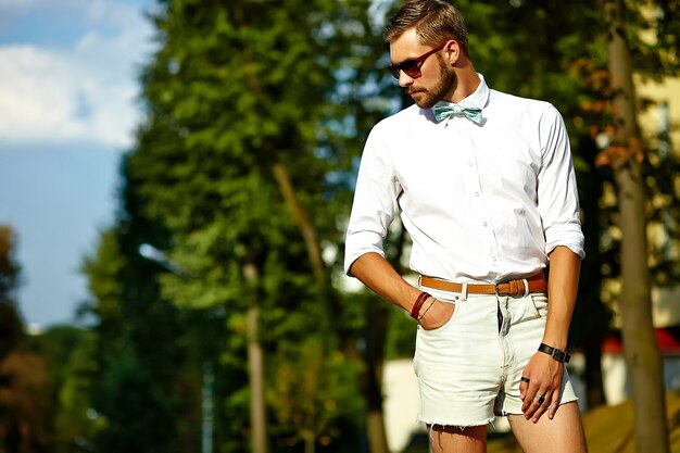 Knappe hipster model man in stijlvolle zomer kleding poseren in zonnebril