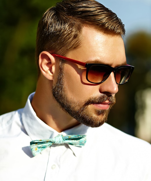 Gratis foto knappe hipster model man in stijlvolle zomer kleding poseren in zonnebril
