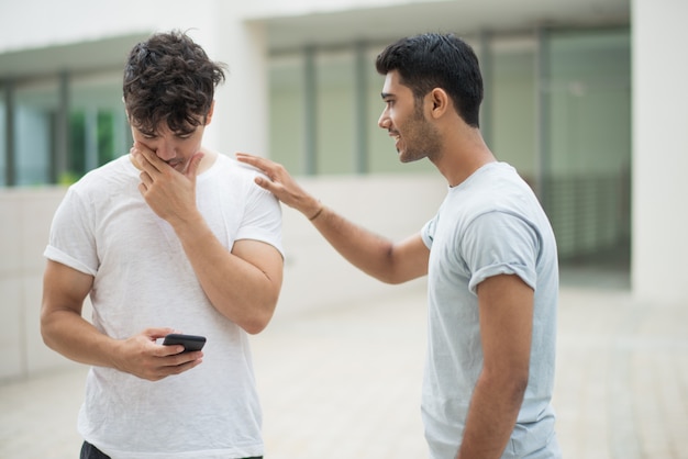 Knappe Indiase man ondersteunende boos vriend