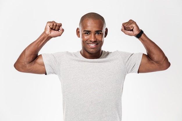 Knappe jonge Afrikaanse man met biceps.